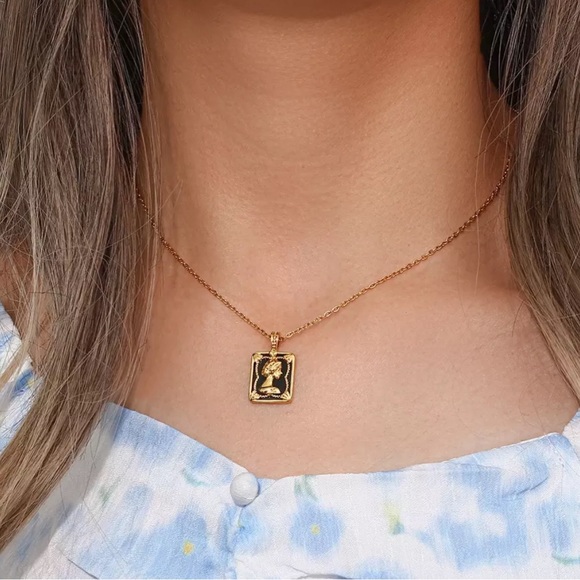 NEW QUEEN 18K GOLD SQUARE PENDANT NECKLACE, NICE NECKLACE, CUTE NECKLACE - Picture 2 of 6